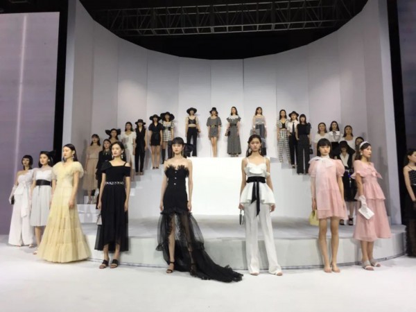 “秘境之旅” 你与美丽的神秘邂逅 ——“佳人苑” 2021年夏装新品发布会,表彰大会