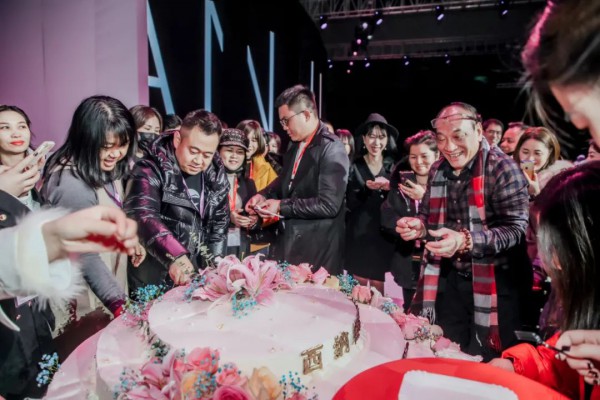 “秘境之旅” 你与美丽的神秘邂逅 ——“佳人苑” 2021年夏装新品发布会,表彰大会