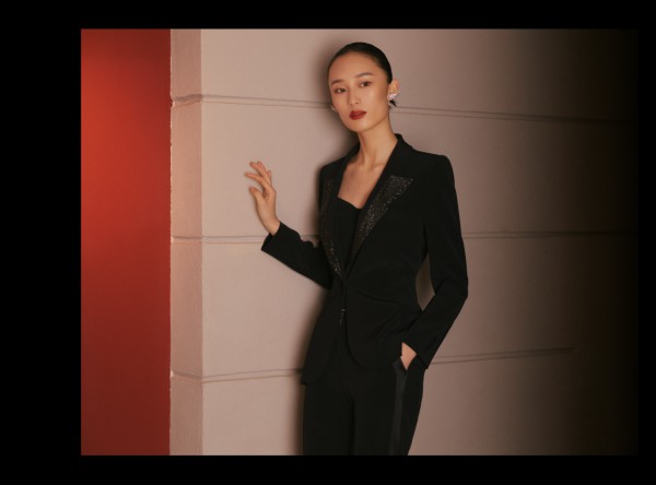 年底出席宴会酒席气质服装推荐 雅莹女装闪耀鎏金之夜