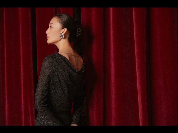 年底出席宴会酒席气质服装推荐 雅莹女装闪耀鎏金之夜