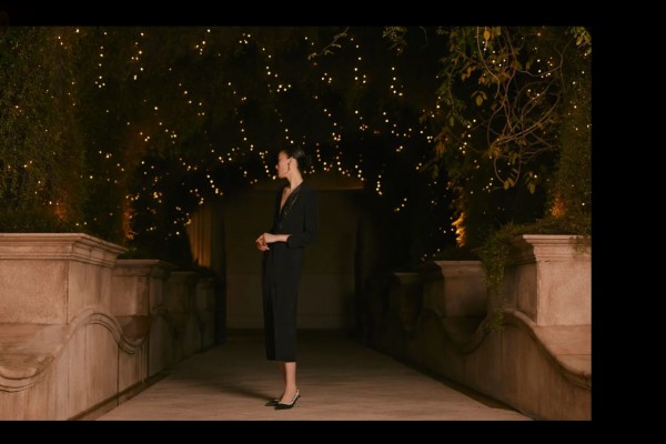 年底出席宴会酒席气质服装推荐 雅莹女装闪耀鎏金之夜