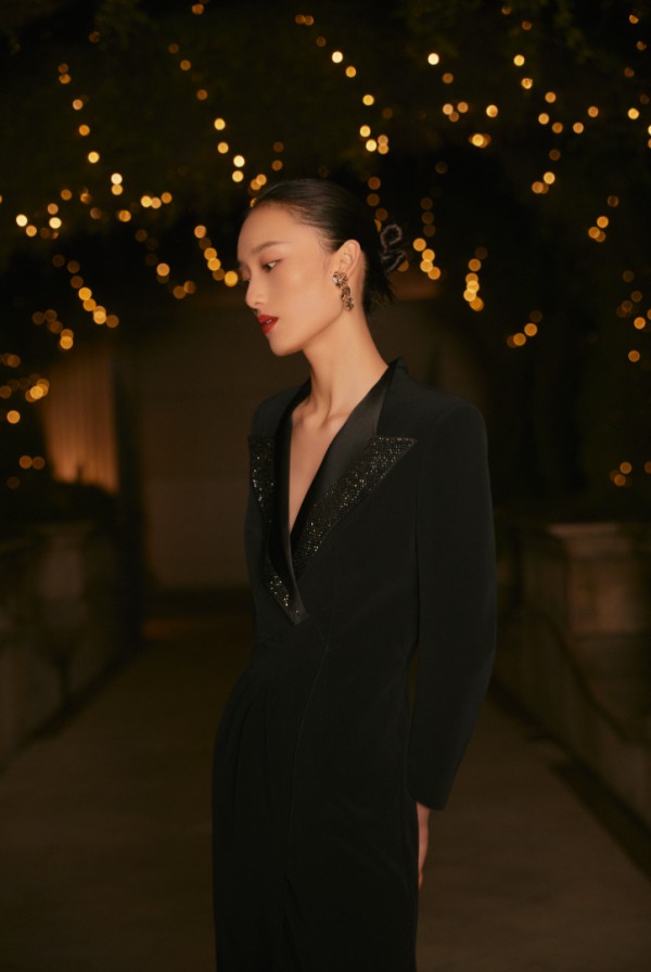 年底出席宴会酒席气质服装推荐 雅莹女装闪耀鎏金之夜