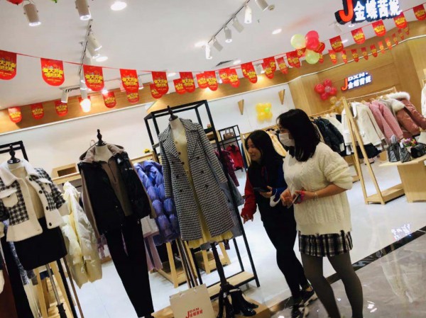 热烈祝贺金蝶茜妮女装新店隆重开业啦!服装大卖!