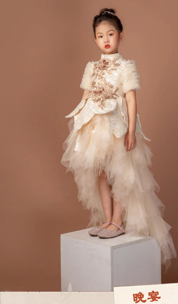 带孩子参加派对穿什么衣服好看 酷酷的礼服来啦