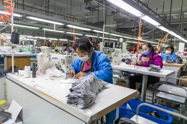 海曙区区委书记,区长褚孟形一行走访太平鸟集团宁波生产基地