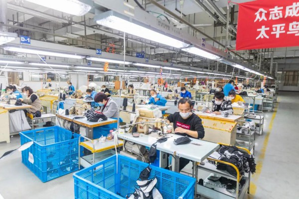 海曙区区委书记,区长褚孟形一行走访太平鸟集团宁波生产基地