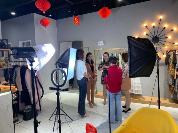 范卡图解锁新姿势 线上直播让消费者宅家也变美