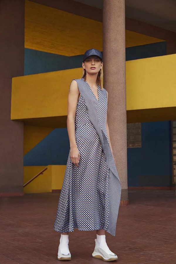 MaxMara女装品牌用艺术的手法对话服装