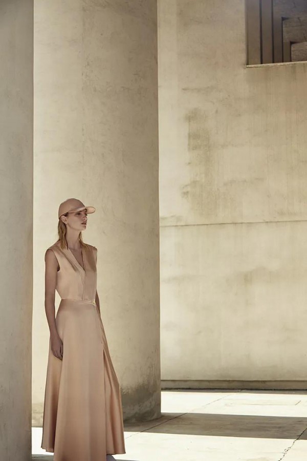 MaxMara女装品牌用艺术的手法对话服装