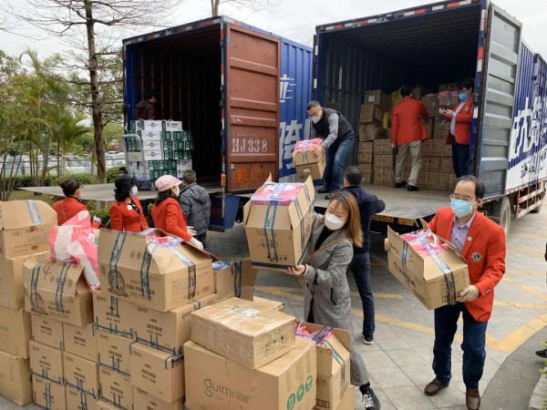 闺秘向深圳市第三人民医院捐献500套家居服