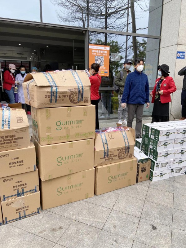 闺秘向深圳市第三人民医院捐献500套家居服