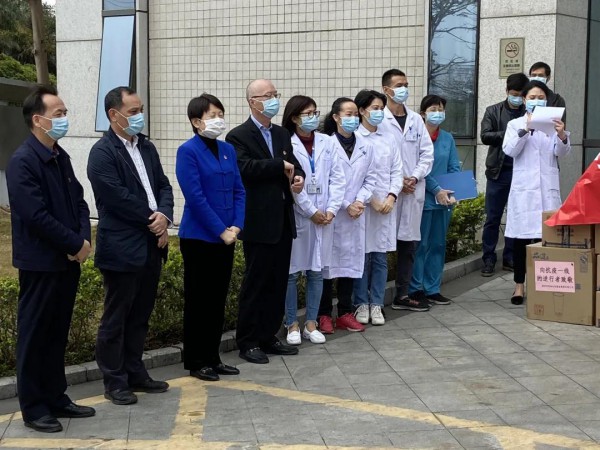 闺秘向深圳市第三人民医院捐献500套家居服