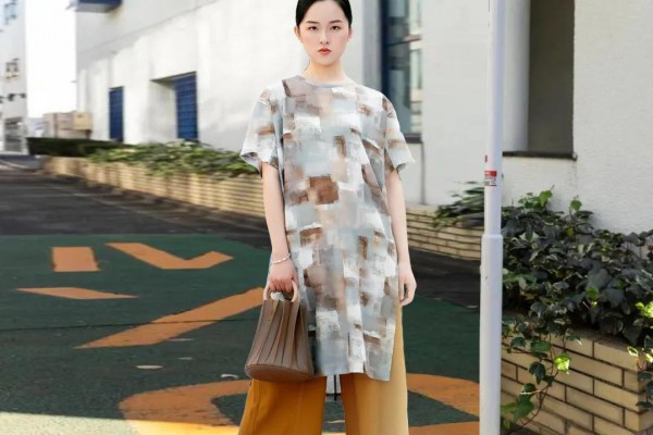 春天外出游玩怎么穿 氏伽女装扎染印花复古迷人