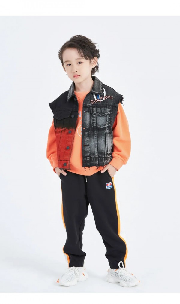 日落里营业温暖与快乐的SUNT小店