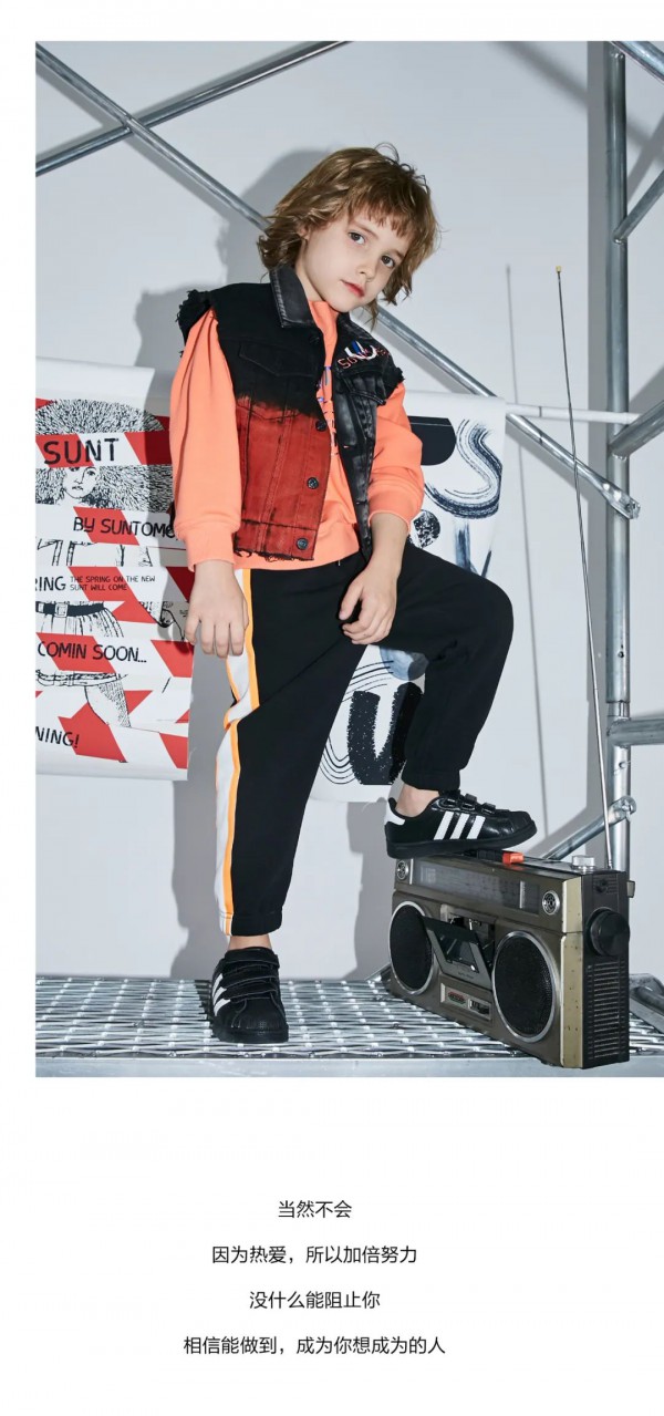 日落里营业温暖与快乐的SUNT小店