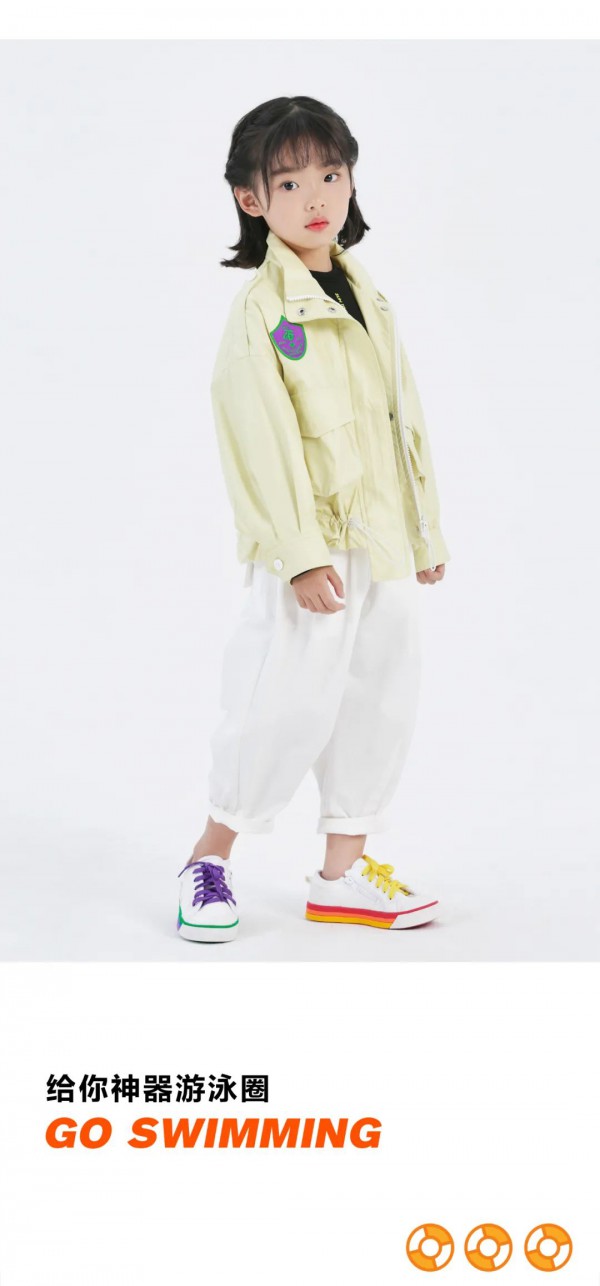 日落里营业温暖与快乐的SUNT小店