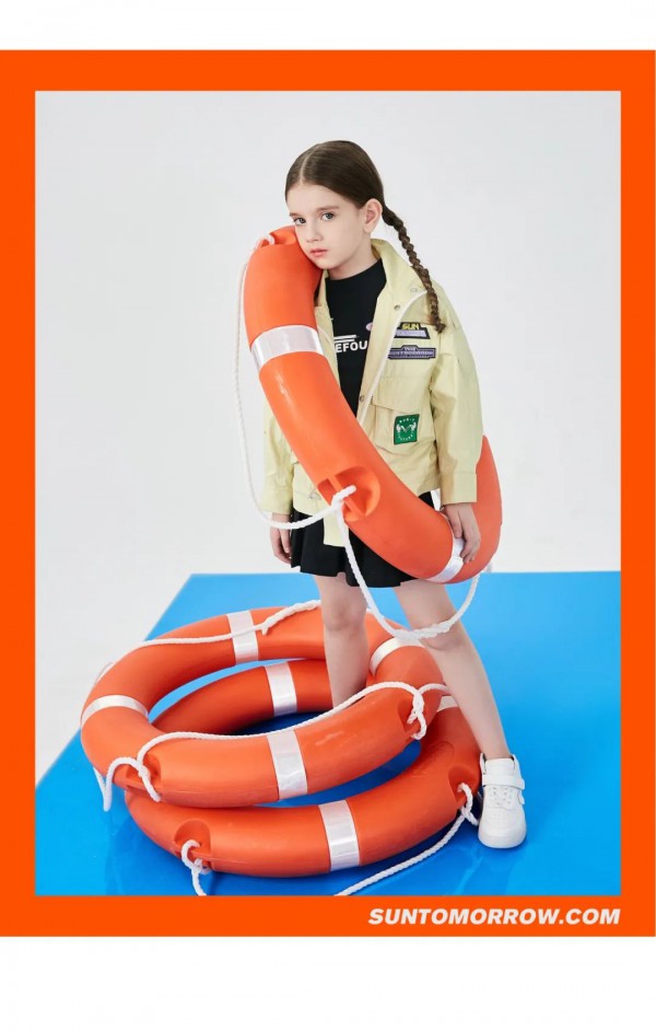 日落里营业温暖与快乐的SUNT小店