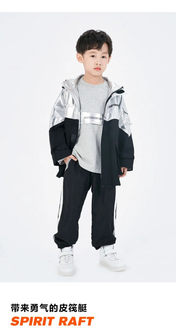 日落里营业温暖与快乐的SUNT小店