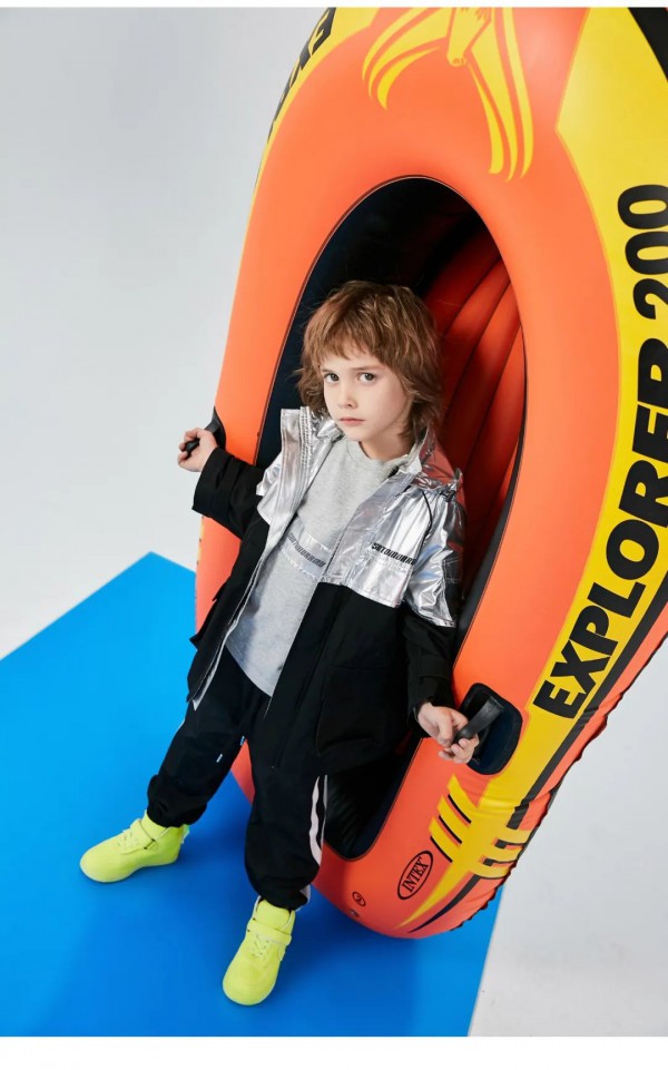 日落里营业温暖与快乐的SUNT小店