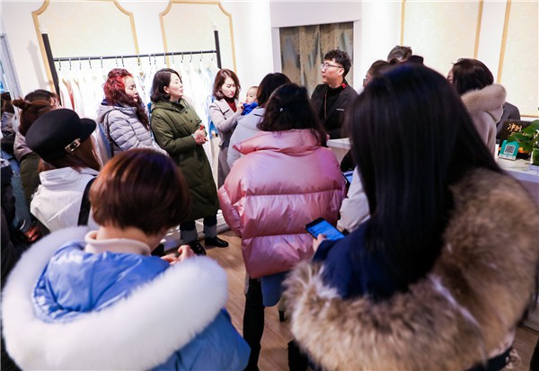 自己创业开阿莱贝琳品牌折扣女装直播货源如何?