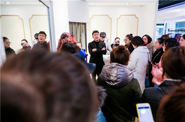 自己创业开阿莱贝琳品牌折扣女装直播货源如何?