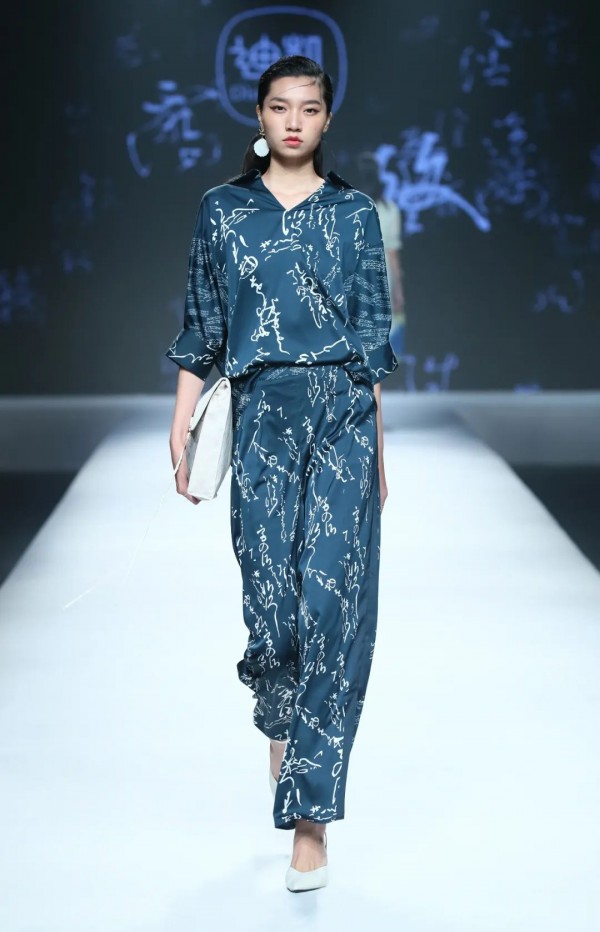 DISTINKIDNY 在时装上游动的书法艺术