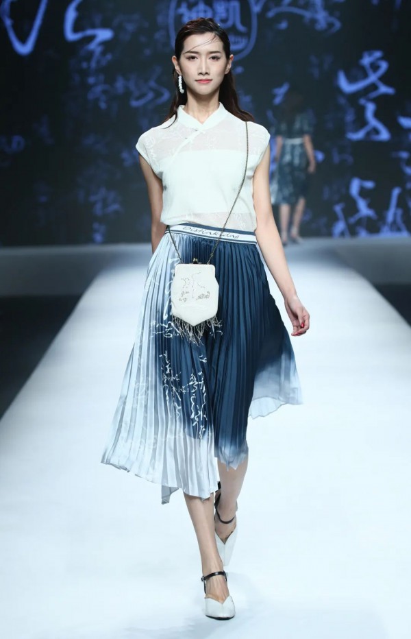 DISTINKIDNY 在时装上游动的书法艺术