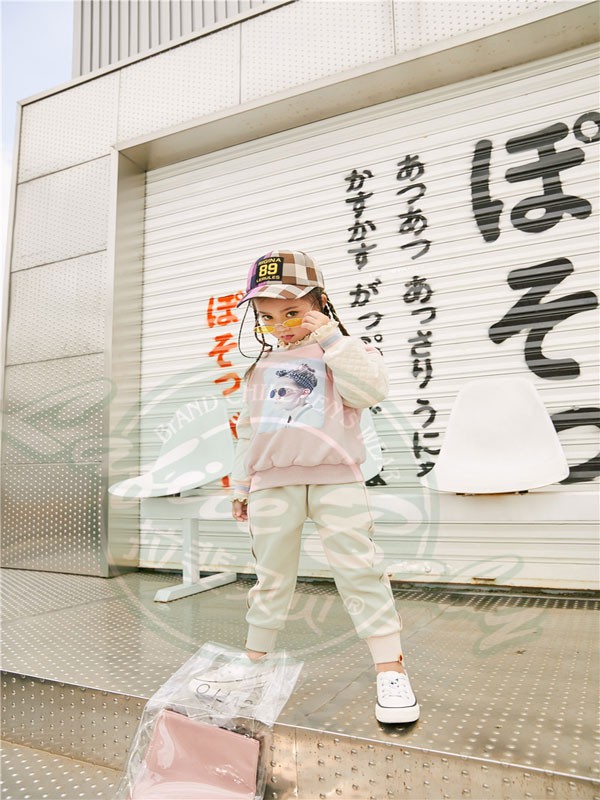 女孩子俏皮清新可爱的搭配 迪士汤姆教你怎么穿