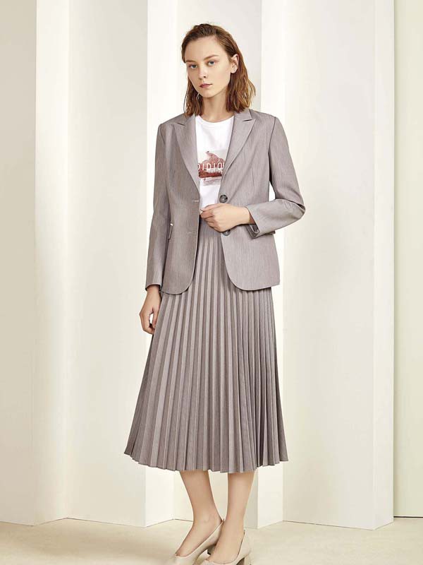 靓丽职场穿搭 迪笛欧追求自由生活