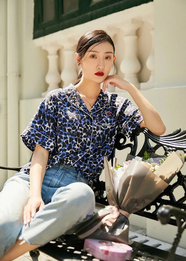 牛仔长裤短裤配什么上衣 牛仔裤搭配方法