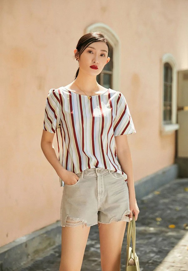 牛仔长裤短裤配什么上衣 牛仔裤搭配方法