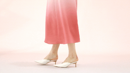 穿上优雅连衣裙来迎接春天 穿上优雅连衣裙来迎接春天