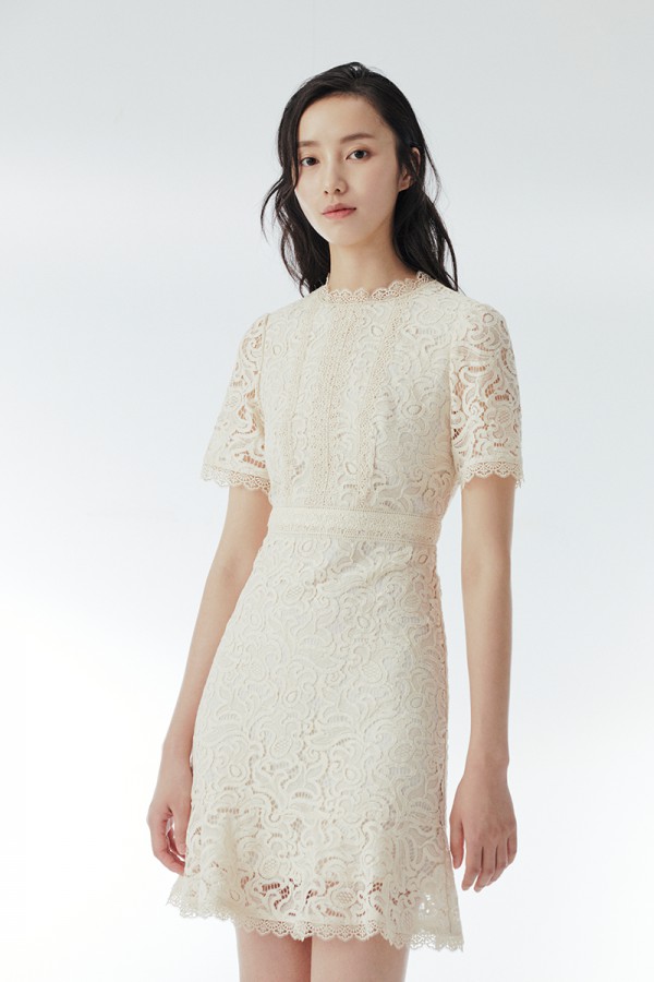 穿上优雅连衣裙来迎接春天