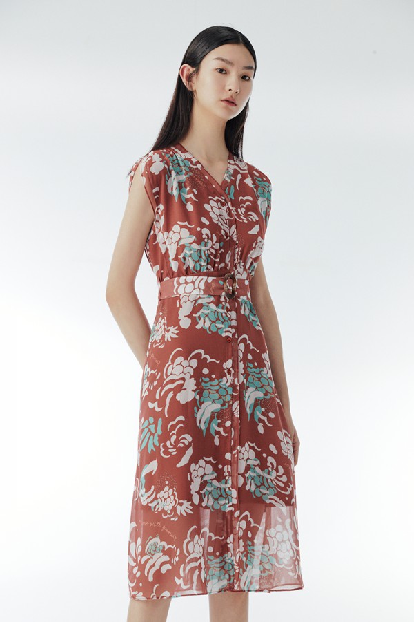 穿上优雅连衣裙来迎接春天