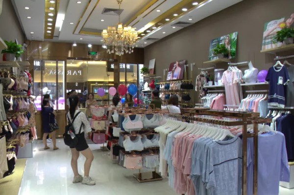 芭妃莎品牌创始人屈武杰先生拜访四川大学深圳校友会