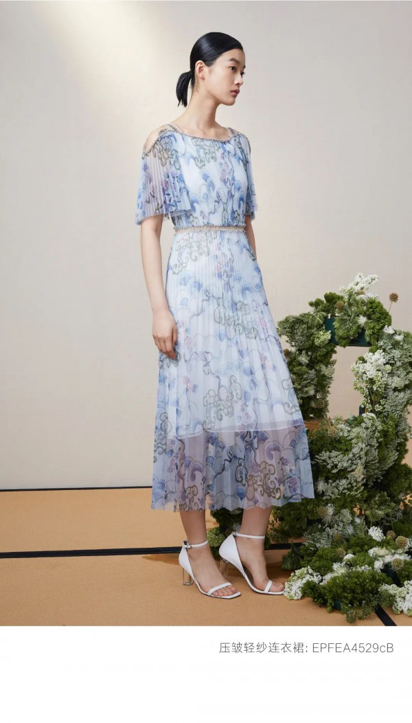 雅莹新品 自由流动的艺术褶皱