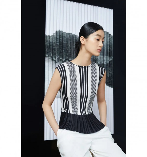 雅莹新品 自由流动的艺术褶皱