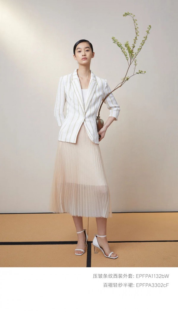 雅莹新品 自由流动的艺术褶皱