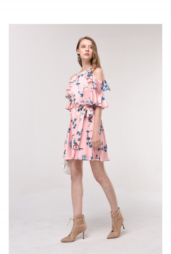 戴口罩如何凸显自己颜值 emu红玫瑰点亮时髦造型