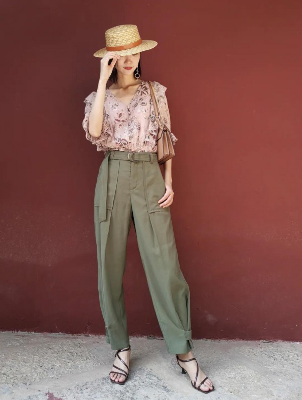 初入职场穿什么衣服合适 夏季职场女性一周穿搭推荐