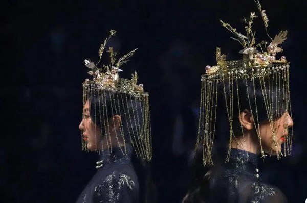 没有现场观众的时装秀台 带着口罩也要走得精彩