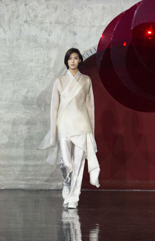 王笑石:洒脱率性,自由性感的东方服装造型艺术