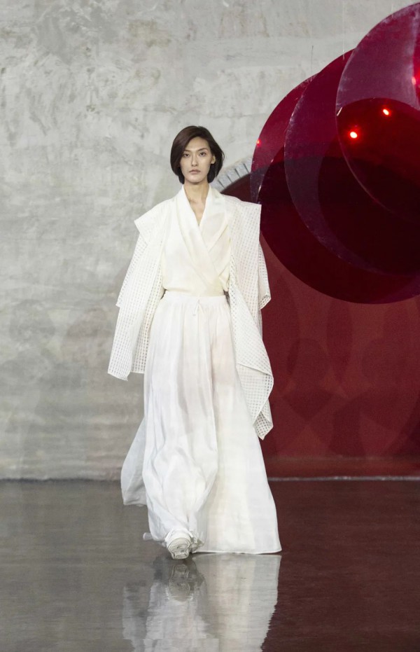 王笑石:洒脱率性,自由性感的东方服装造型艺术