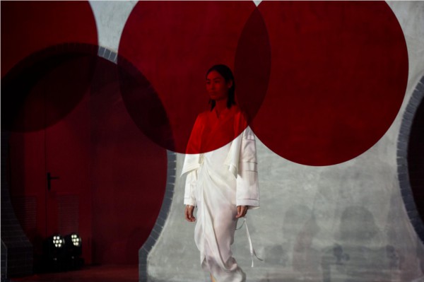 王笑石:洒脱率性,自由性感的东方服装造型艺术