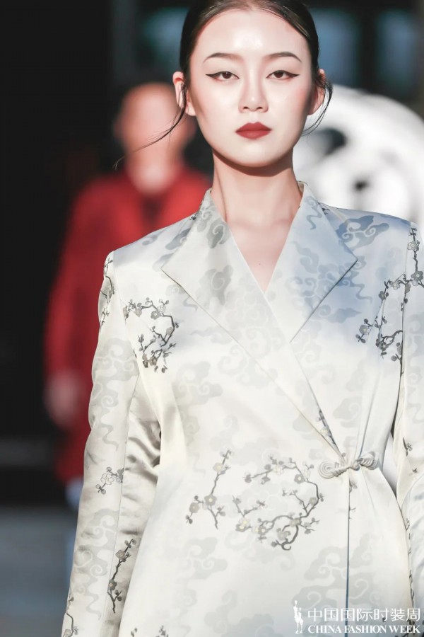 新中式美学的时装语言 是回归最「本我」的美