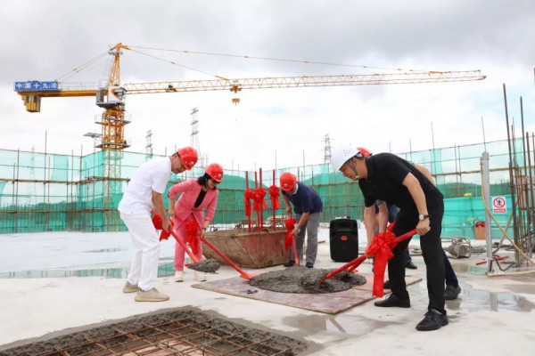 事业新平台 影儿集团诗恩时尚创意厂区举行封顶仪式