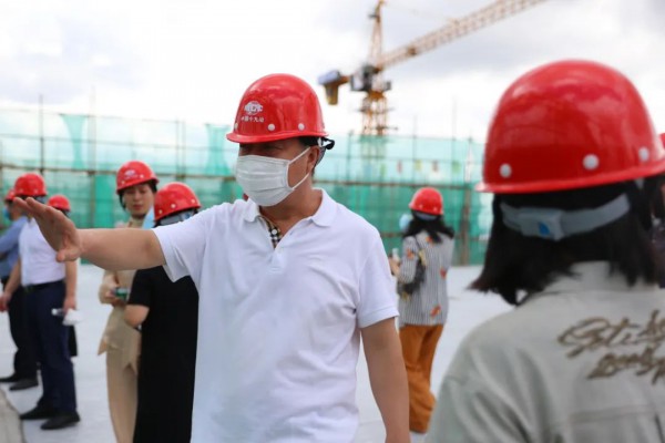 事业新平台 影儿集团诗恩时尚创意厂区举行封顶仪式