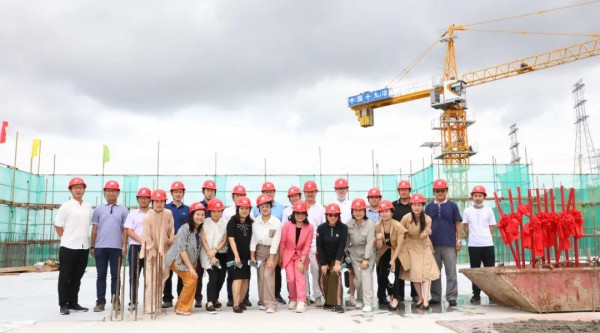 事业新平台 影儿集团诗恩时尚创意厂区举行封顶仪式