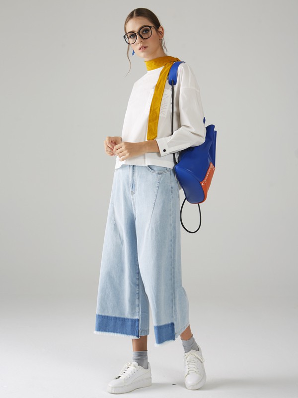 简约文艺风搭配 墨曲女装为你展现