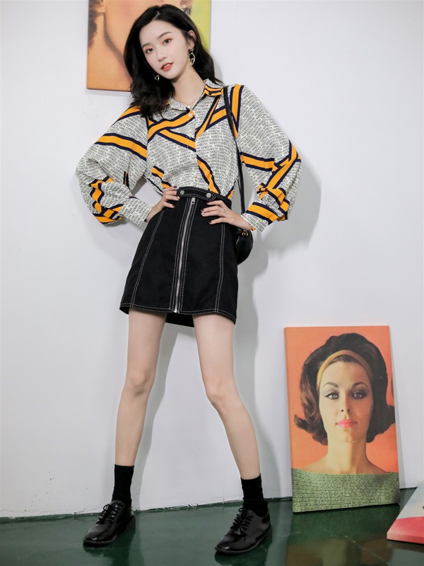 百变衬衫加半裙 给你不一样的风格